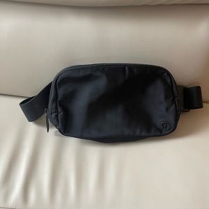 Lululemon everywhere crossbody